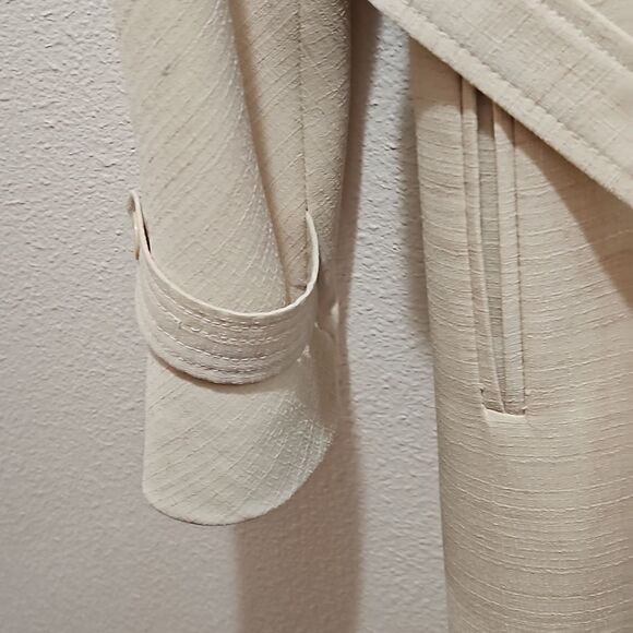 Vintage trench coat. Maker unknown size 12. Lt tan - Picture 3 of 5